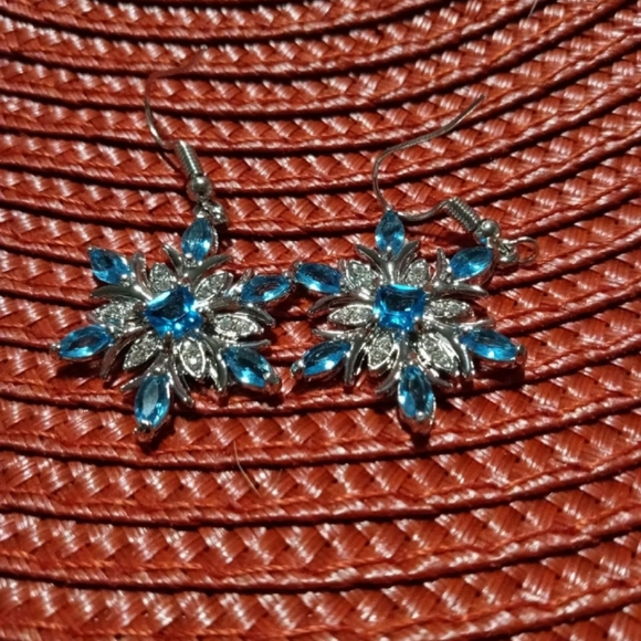 🎁Blue Crystal Snowflake Drop Earrings🎁 - Picture 5 of 7
